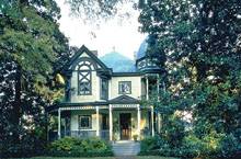 светло-бежевый сайдинг с графитовыми акцентами в отделке экстерьера